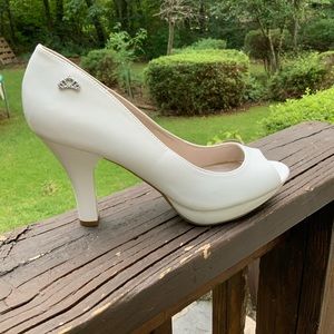 WHITE PEEP TOE 4” HEEL PUMPS SZ 8.5